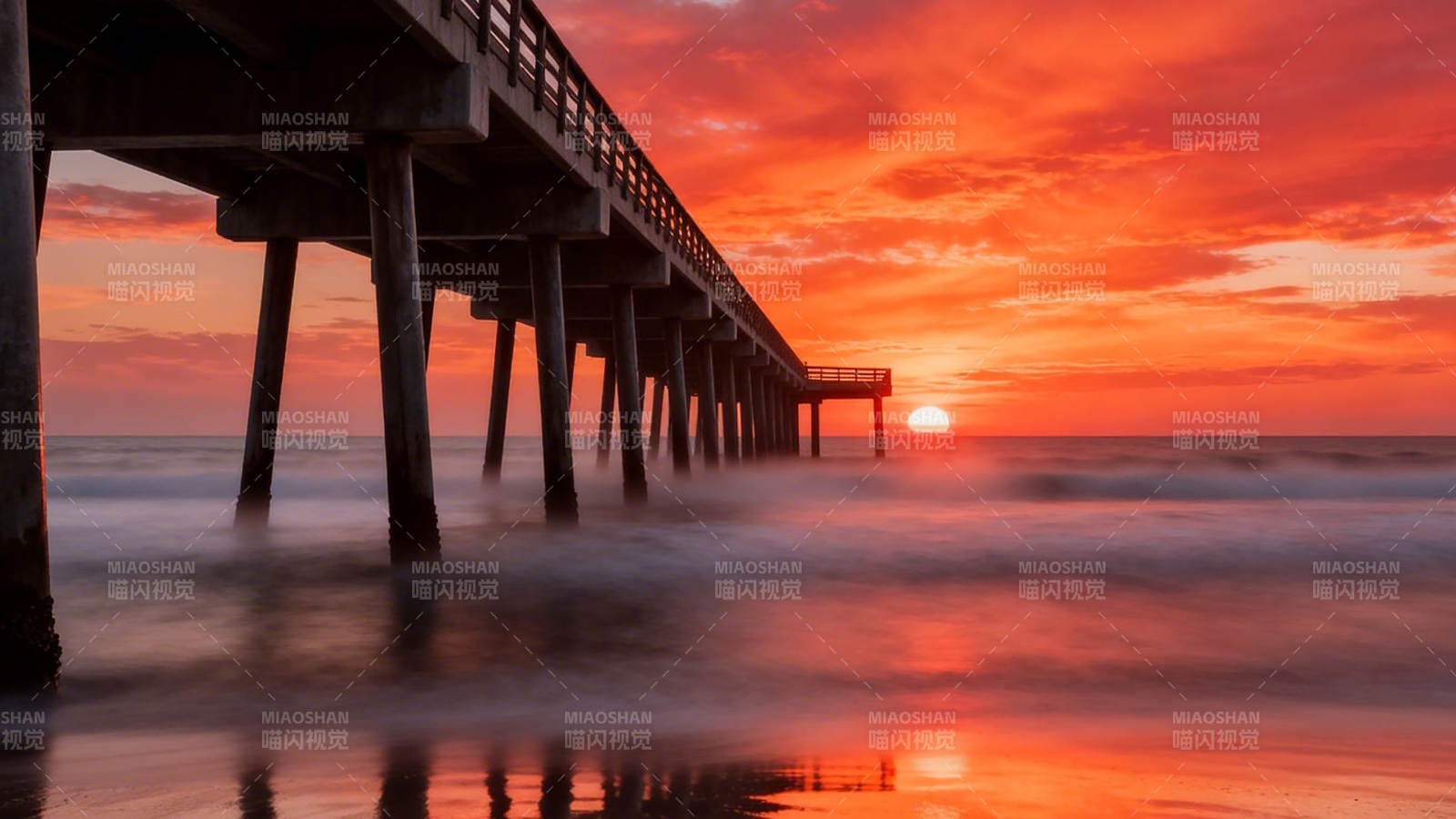 夕阳 pier 红霞映海图片