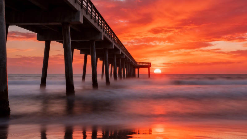 夕阳 pier 红霞映海图片