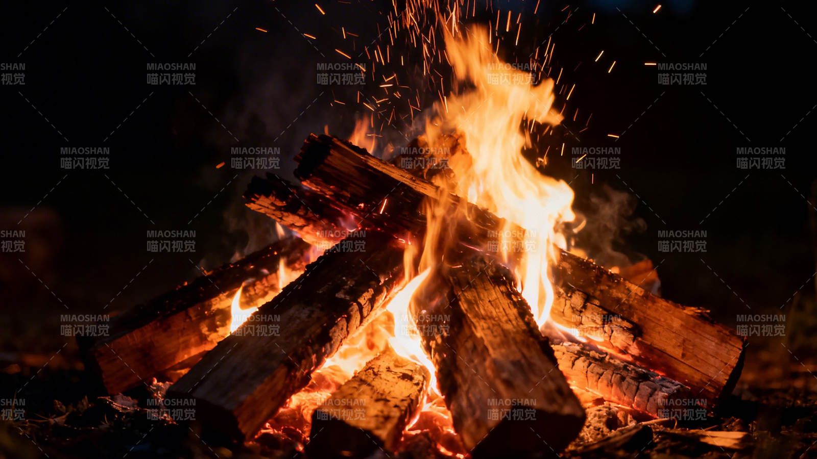 篝火熊熊 火花飞溅夜未央图片