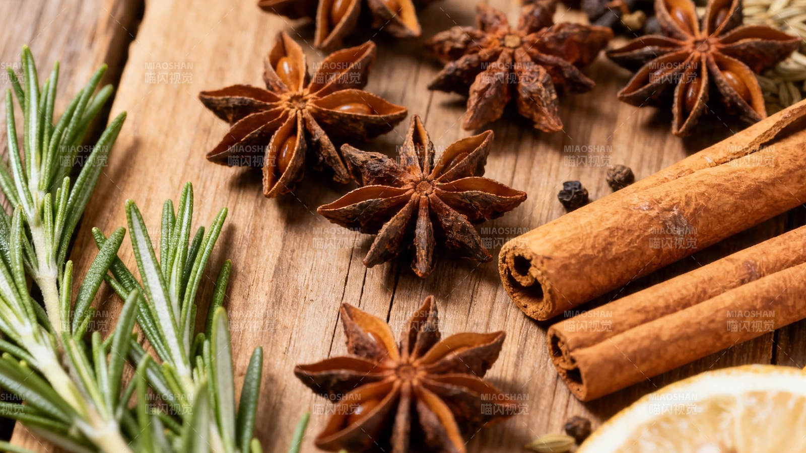 香料与迷迭香的木质邂逅图片