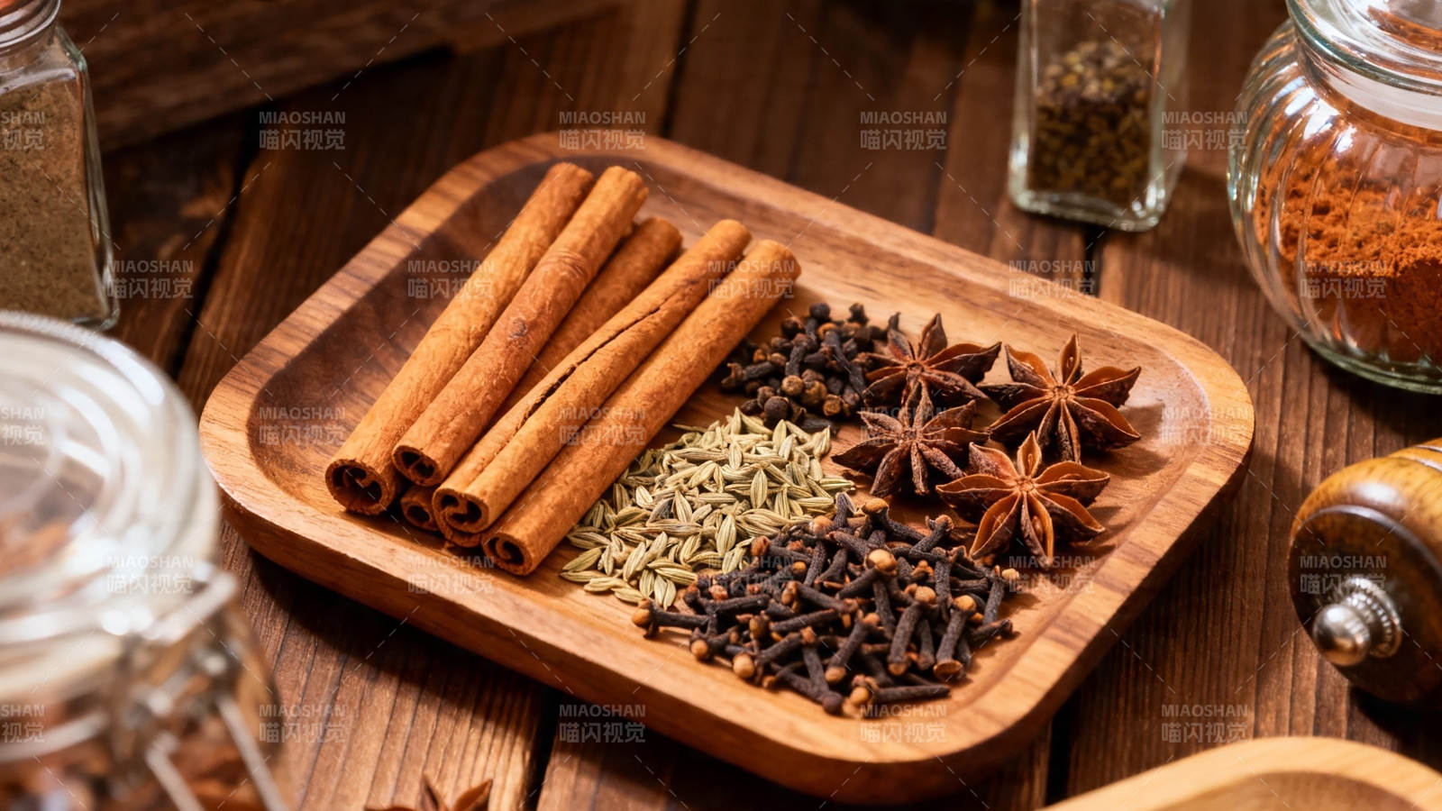 香料荟萃 肉桂八角丁香等图片