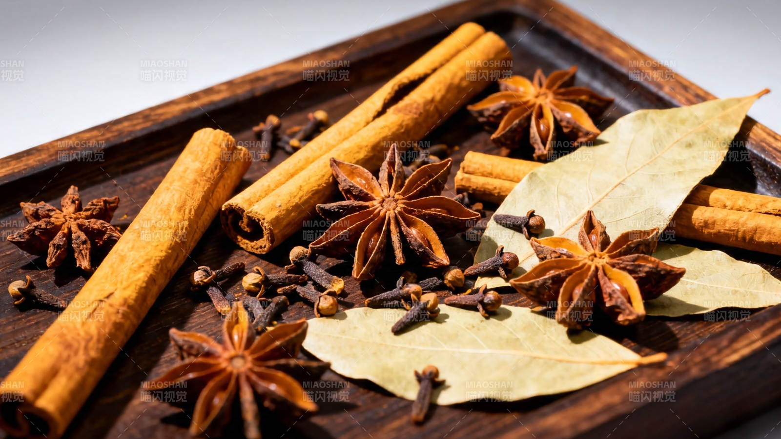 香料组合 桂皮八角丁香月桂叶图片