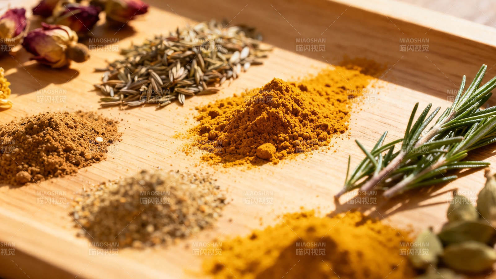 香料荟萃 木盘上的多彩调味世界图片
