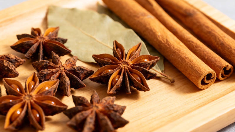 八角桂皮香叶特写图片