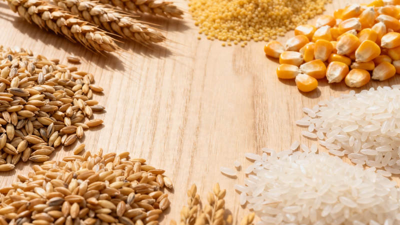 五谷丰登 粮满木桌图片