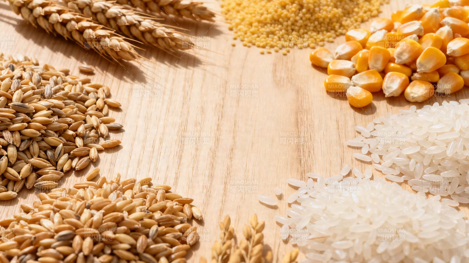 五谷丰登 粮满木桌图片