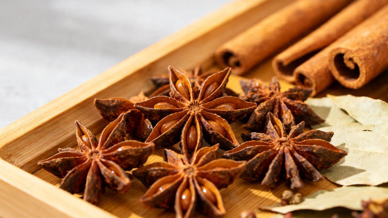 八角桂皮香叶特写图片