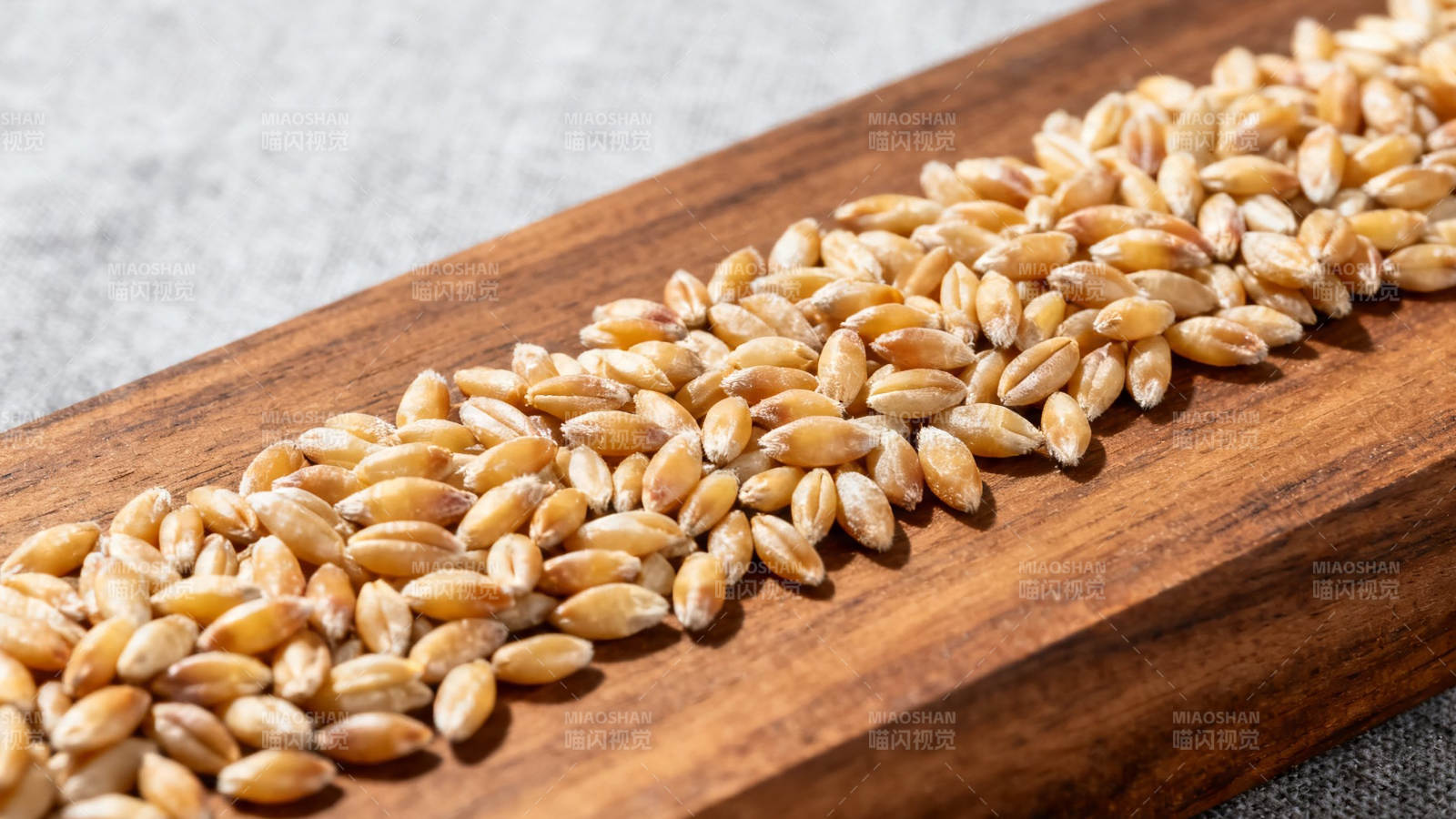 麦粒铺木盘 自然质朴风图片