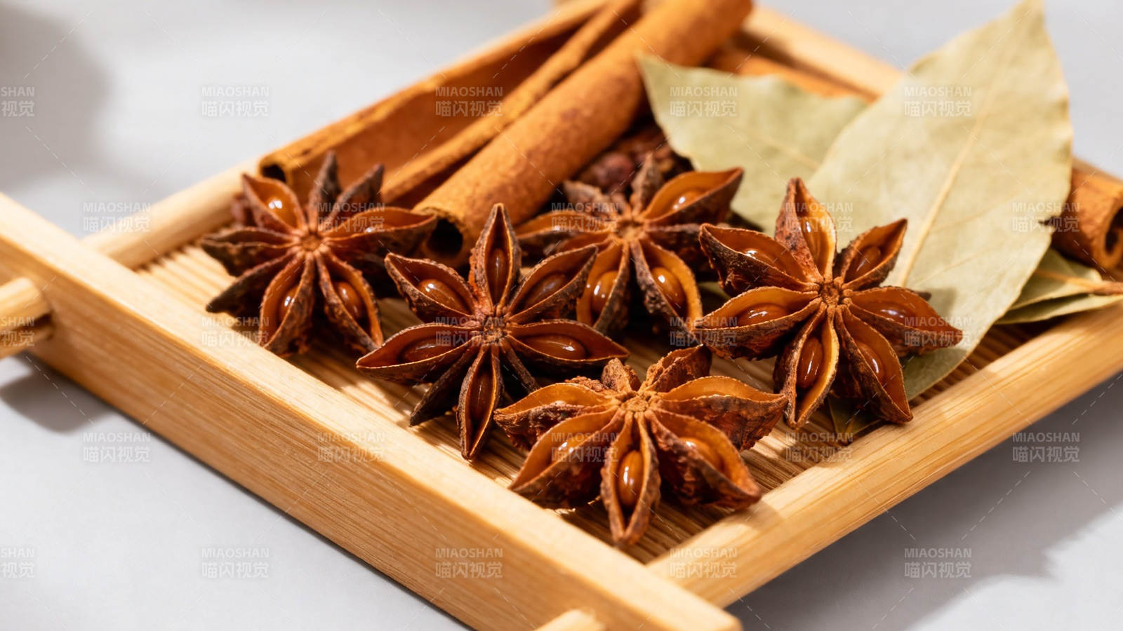 八角桂皮香叶香料盘图片