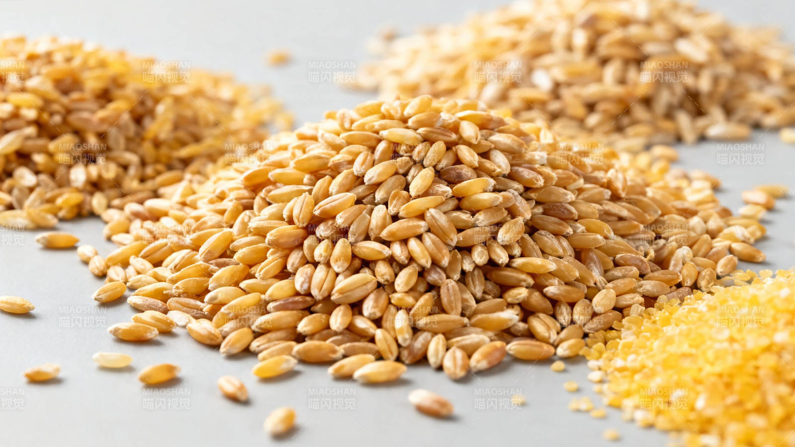 金黄麦粒堆 丰收在望时图片