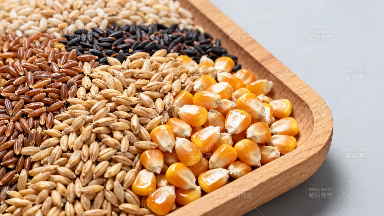 五谷杂粮木盘盛放图图片