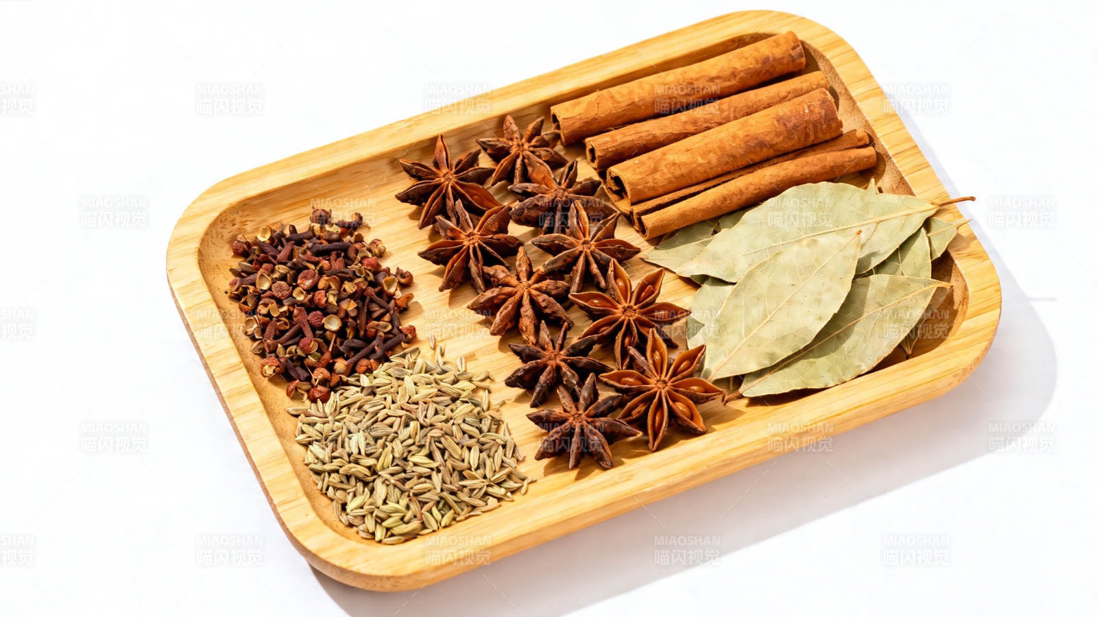 五香调料木盘盛放图片