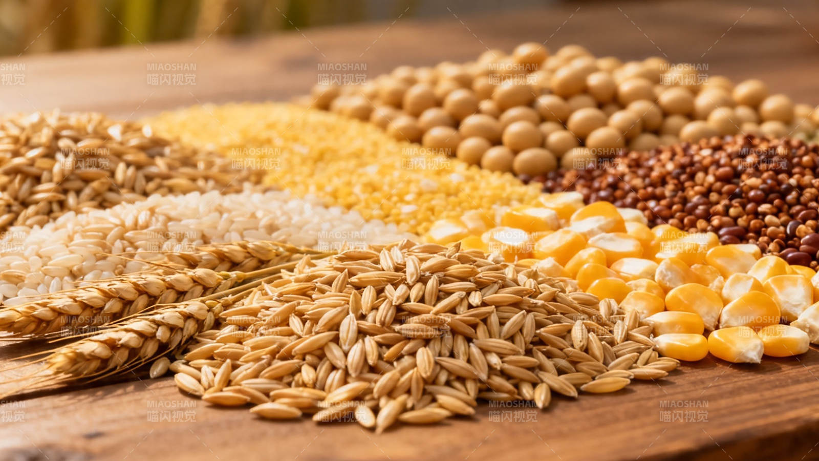 五谷杂粮堆满木桌香图片