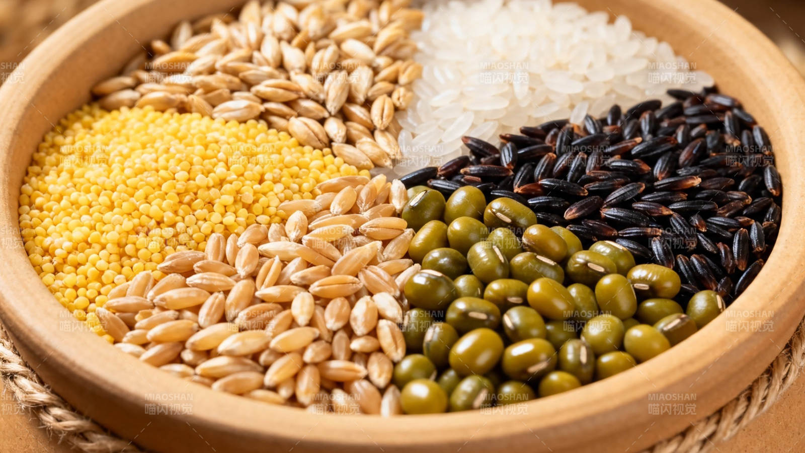 五谷杂粮盛木碗图片