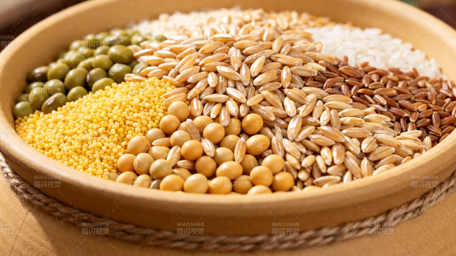 五谷杂粮盛木碗图片