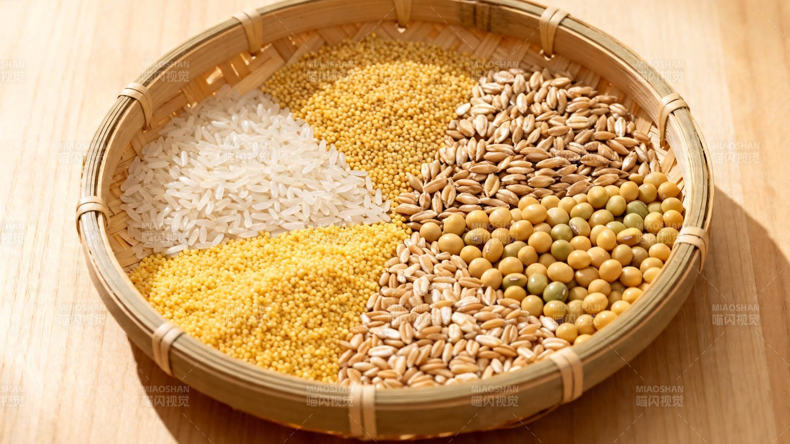 五谷杂粮竹篮盛放图图片