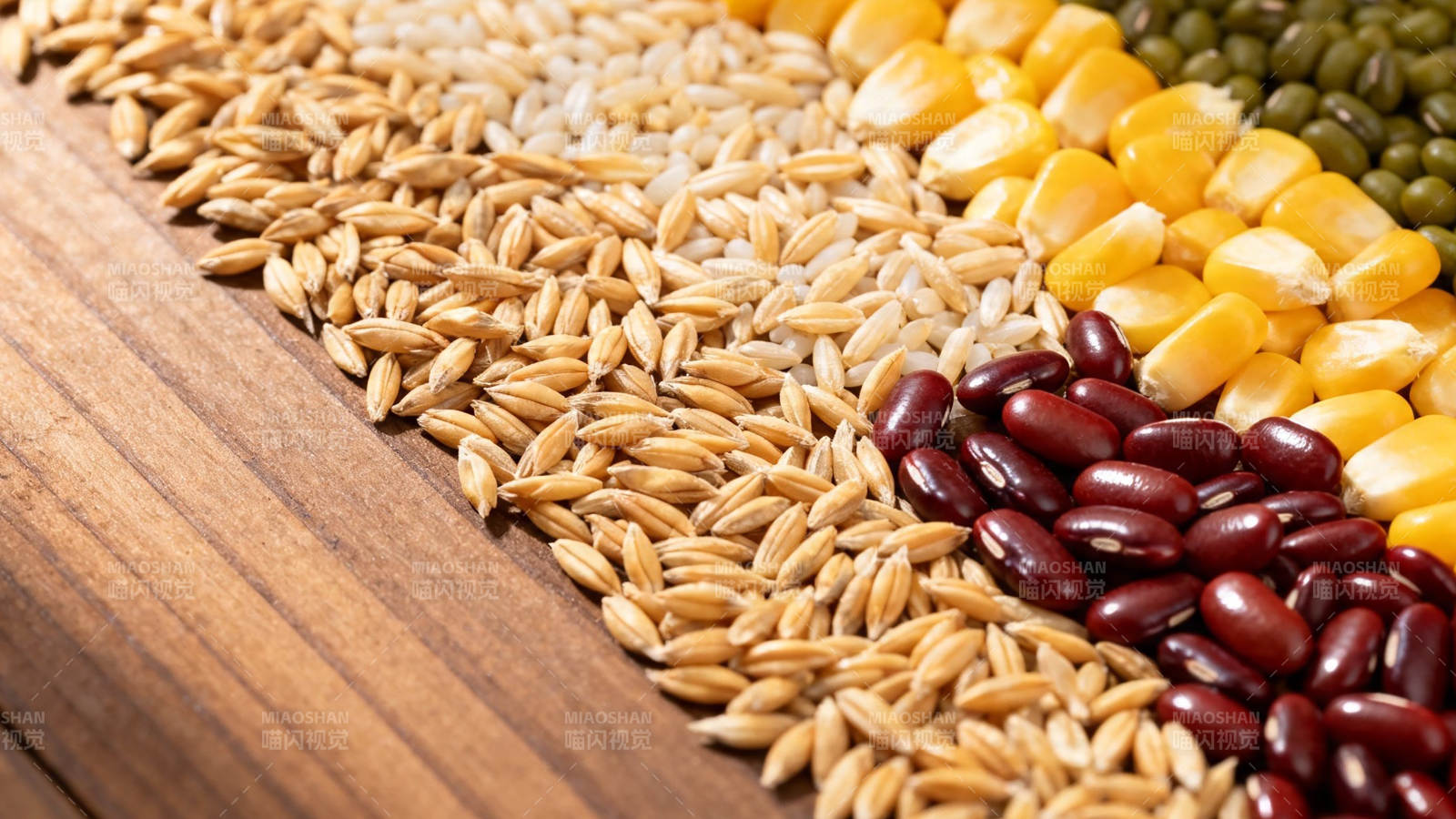 五谷杂粮铺满木桌图片