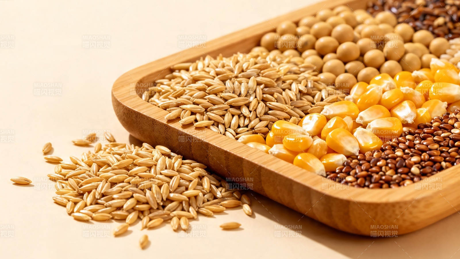 五谷杂粮木盘盛放图图片