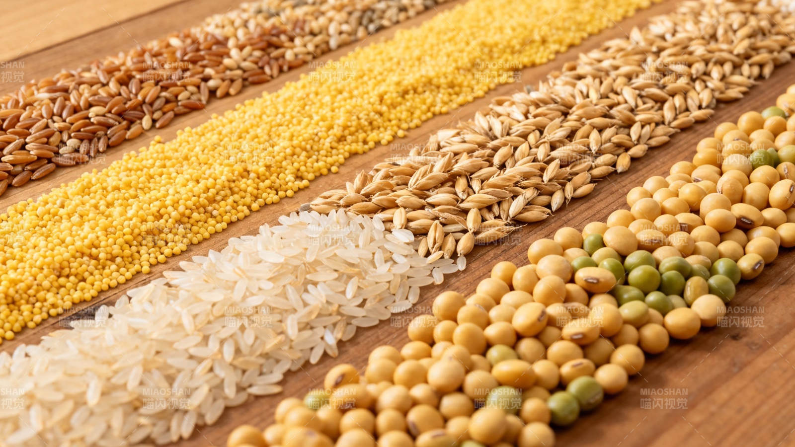 五谷杂粮铺满木桌图片