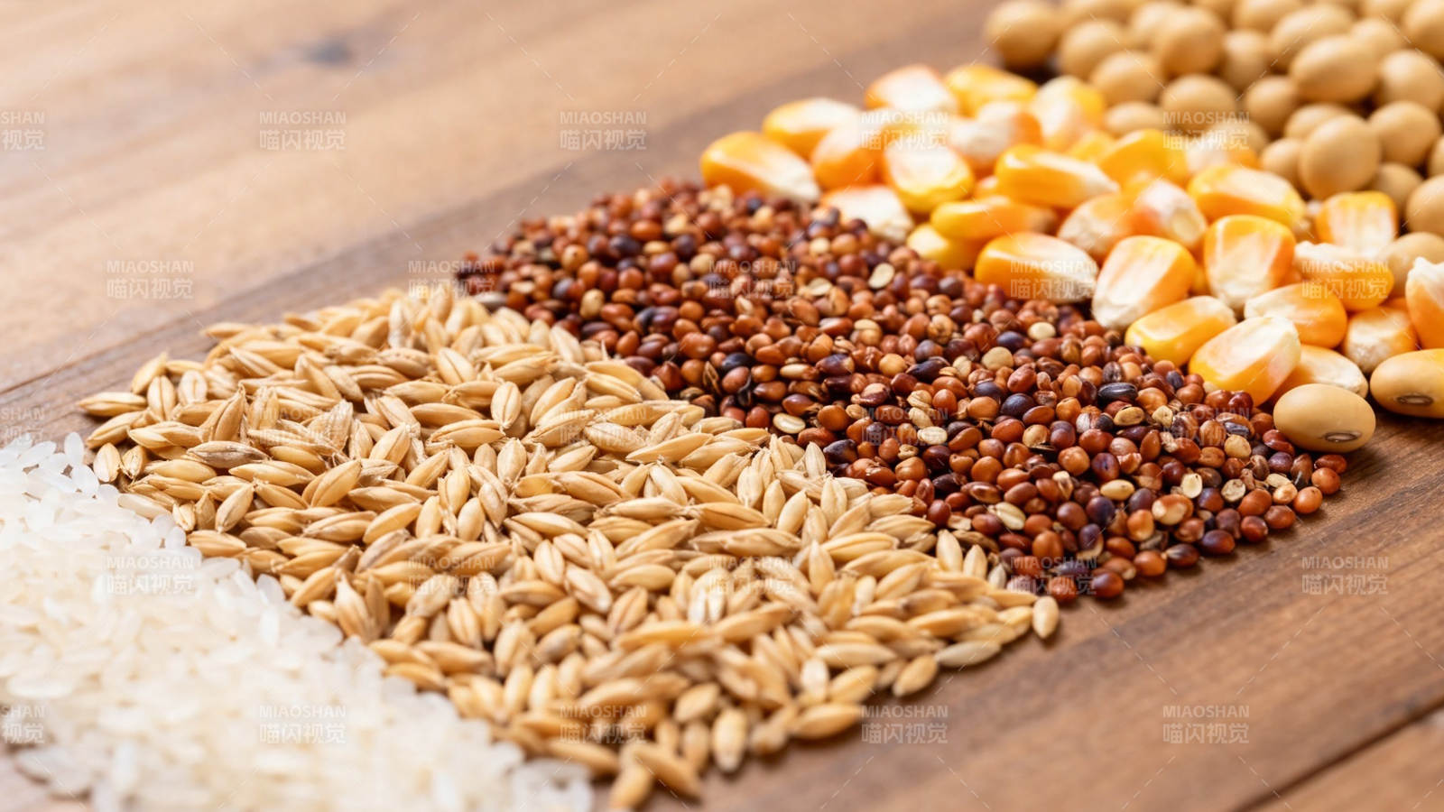 五谷杂粮铺满木桌图片