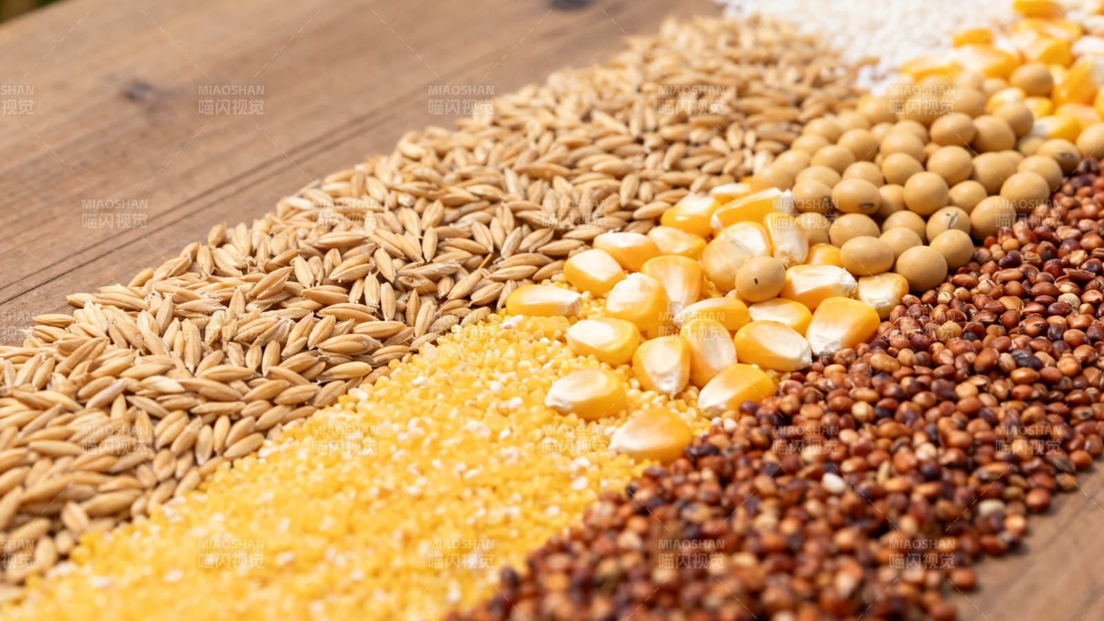 五谷杂粮铺满木桌图片