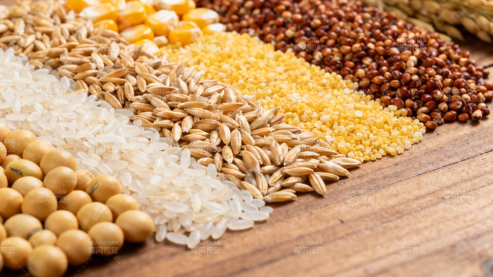 五谷杂粮铺满木桌图片