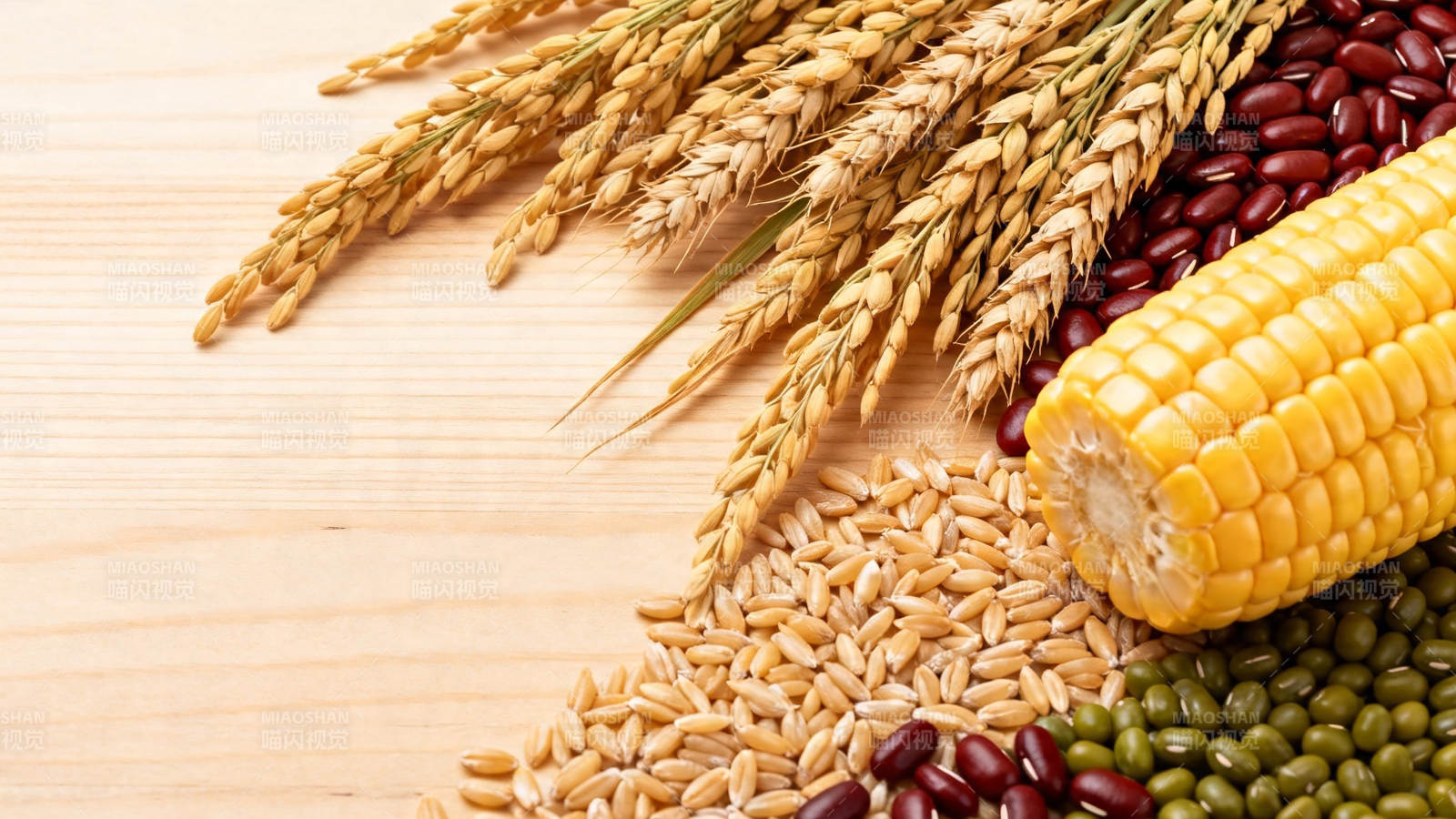 五谷丰登 玉米豆类麦穗齐现图片