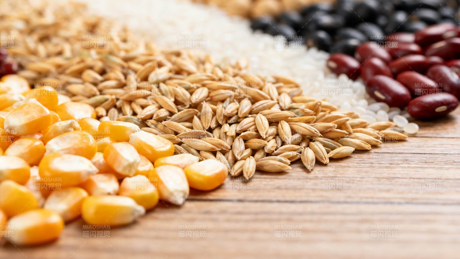 五谷杂粮铺满木桌图片