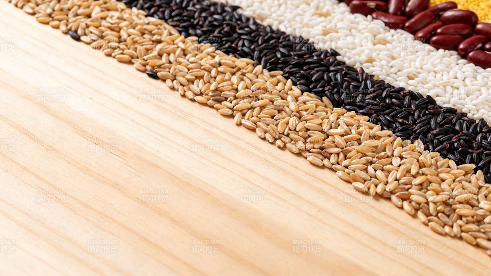 五谷杂粮排成行 木桌映衬自然香图片