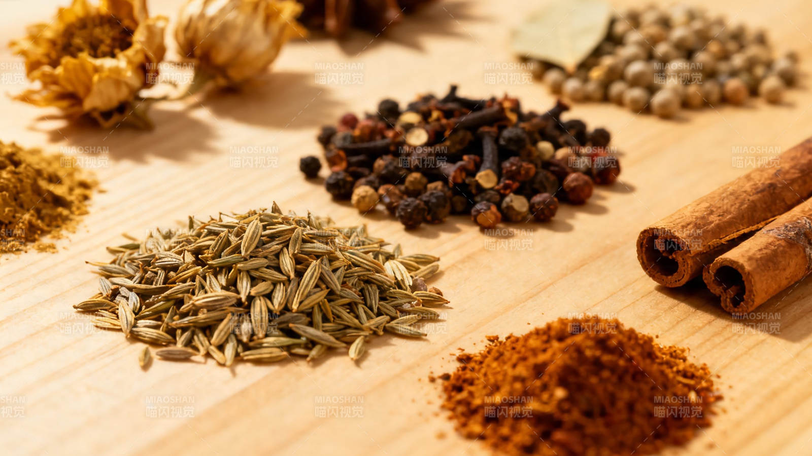 香料荟萃 木盘上的味觉盛宴图片