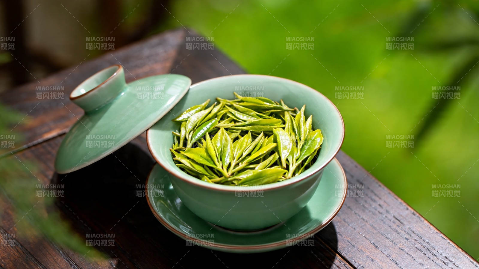 青瓷盖碗盛嫩绿茶芽图片