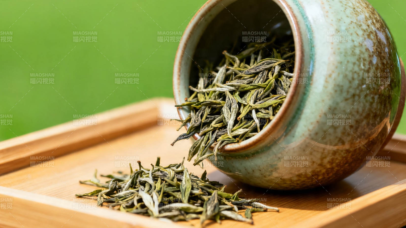 青瓷罐倾茶 绿叶落木盘图片