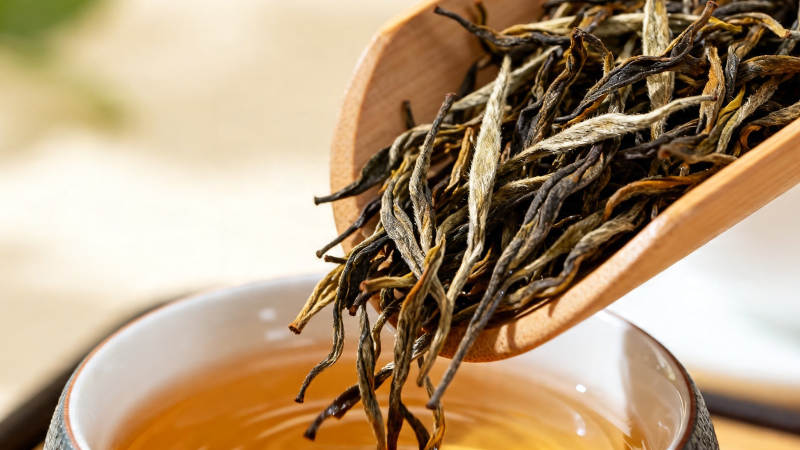 木勺舀茶入杯 茶香氤氲图片