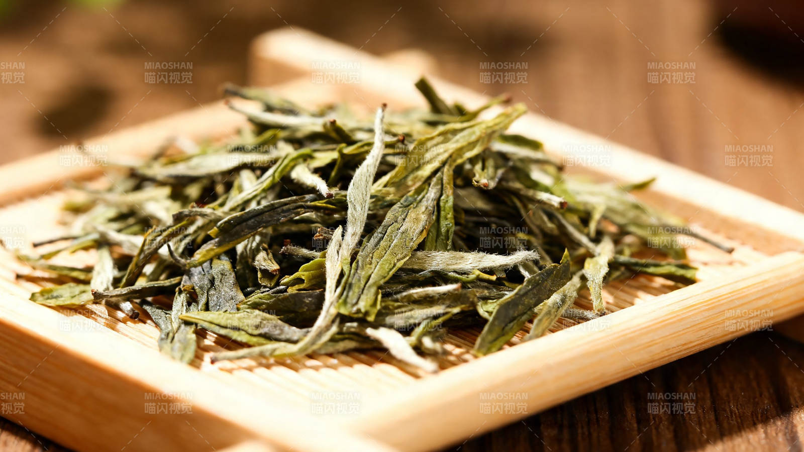 竹盘盛放嫩绿茶叶图片