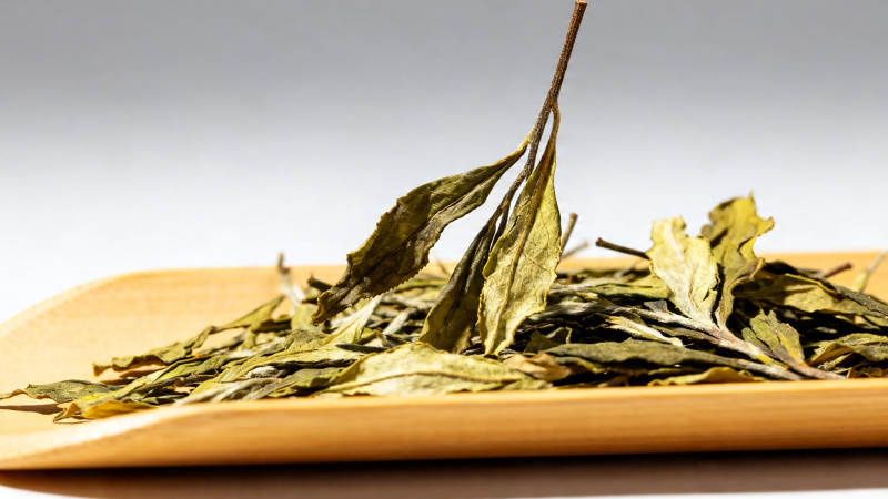 干茶叶静置木盘上图片