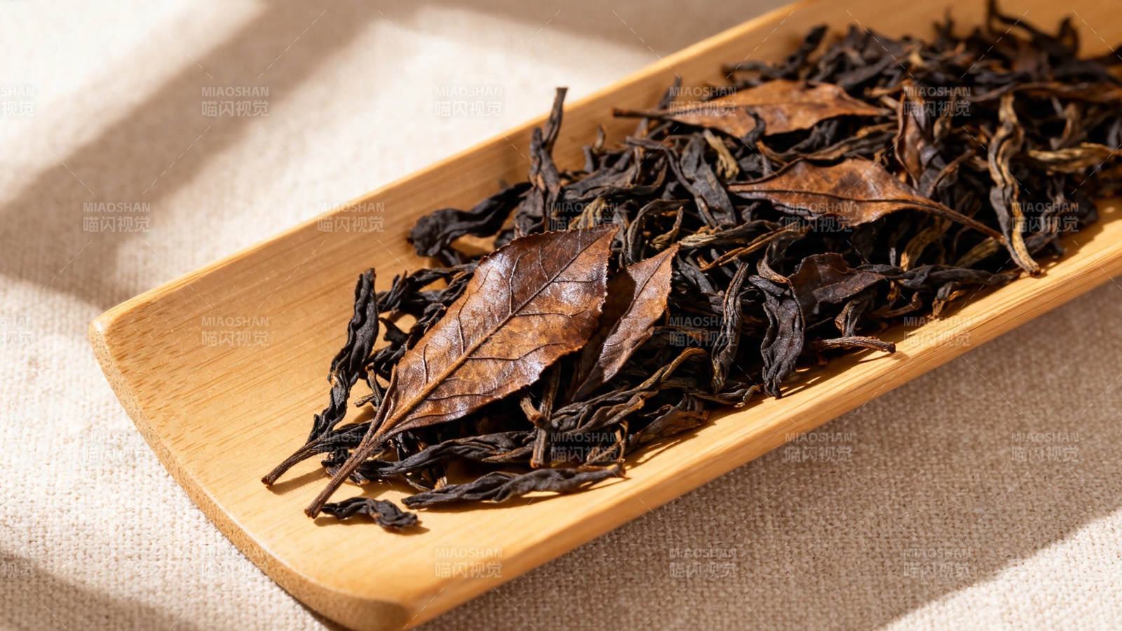 木盘盛放干茶叶 光影斑驳图片