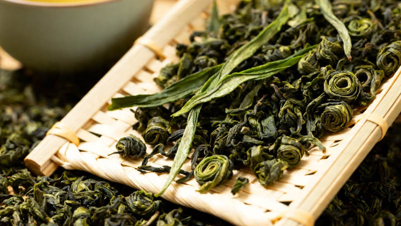 竹匾上的卷曲绿茶图片