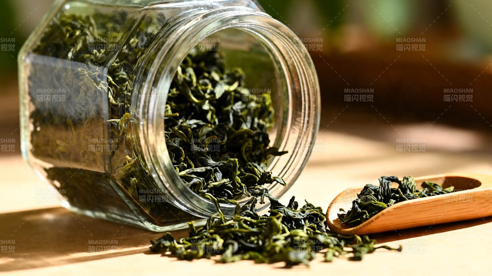 绿茶散叶 木勺轻舀香韵长图片