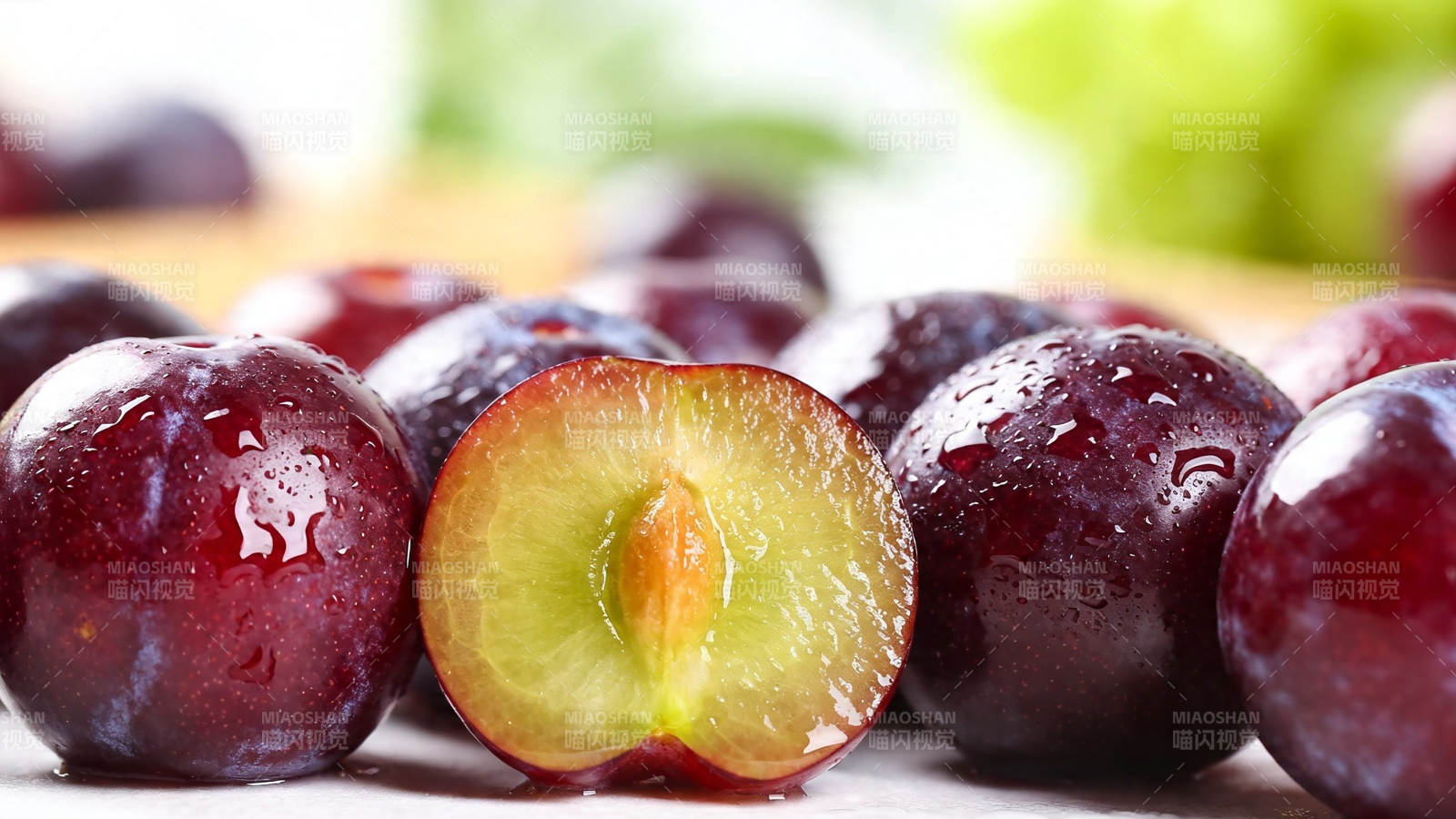 新鲜李子特写 水润诱人图片