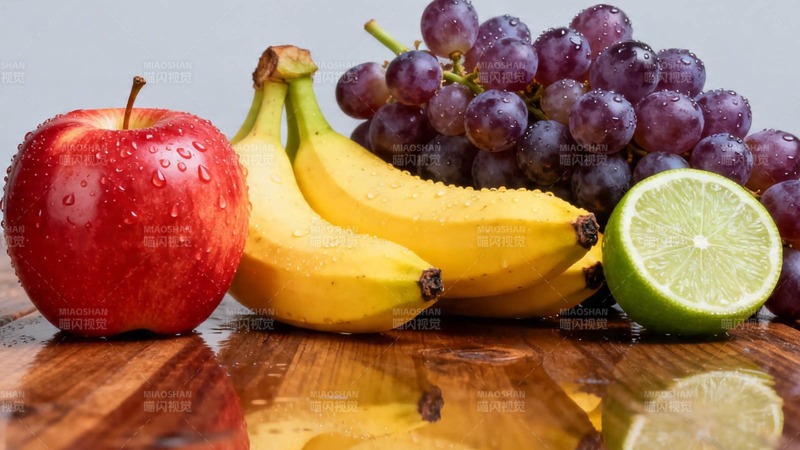 鲜果水珠映木盘图片