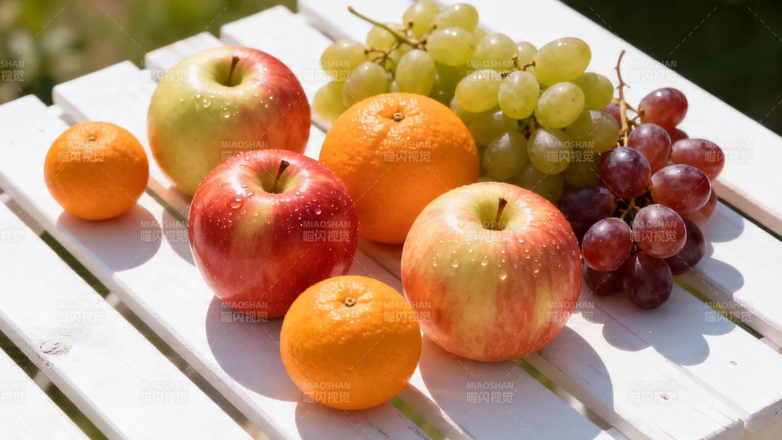 阳光下的新鲜水果拼盘图片