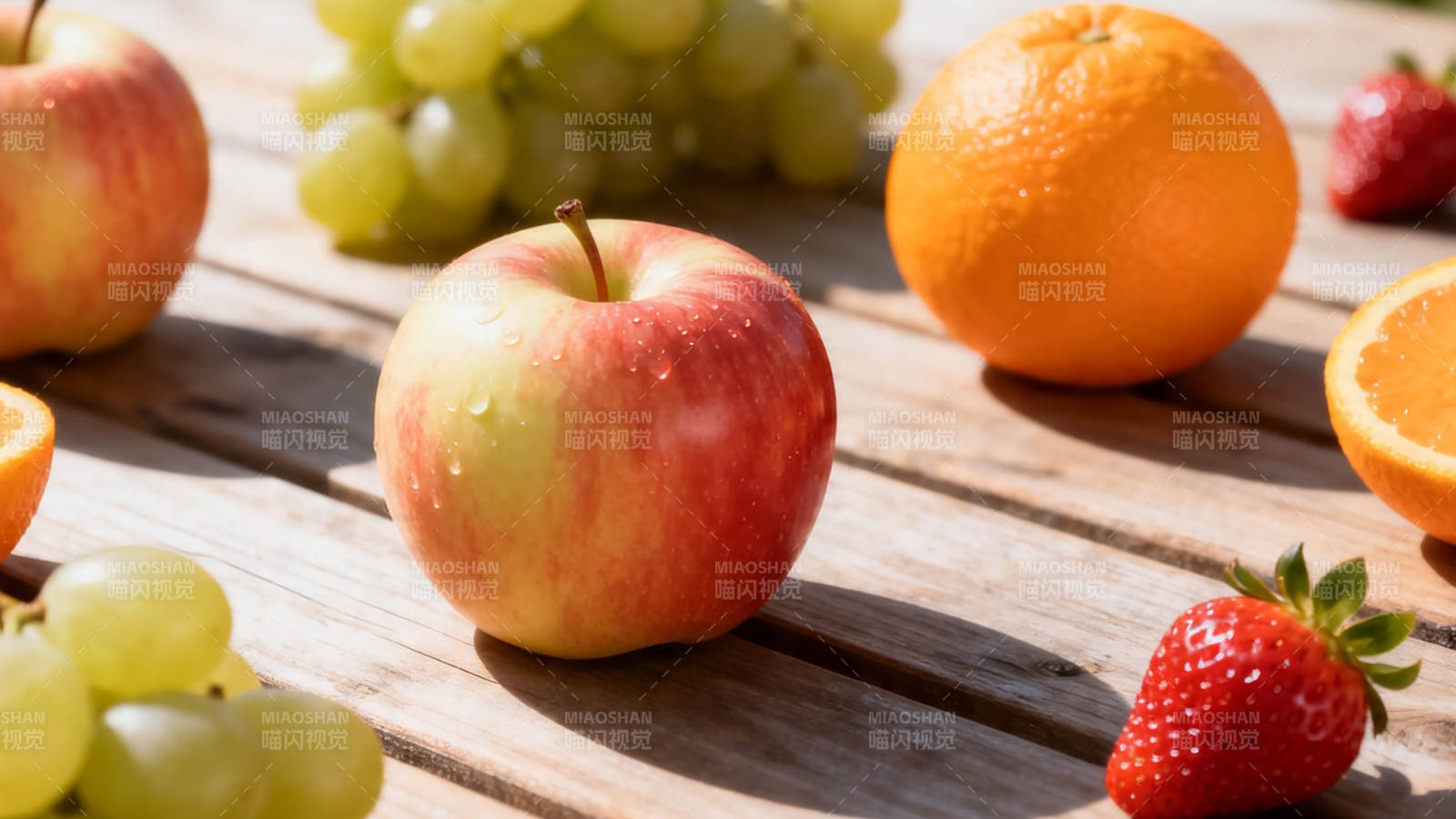 新鲜水果拼盘 阳光下的美味图片