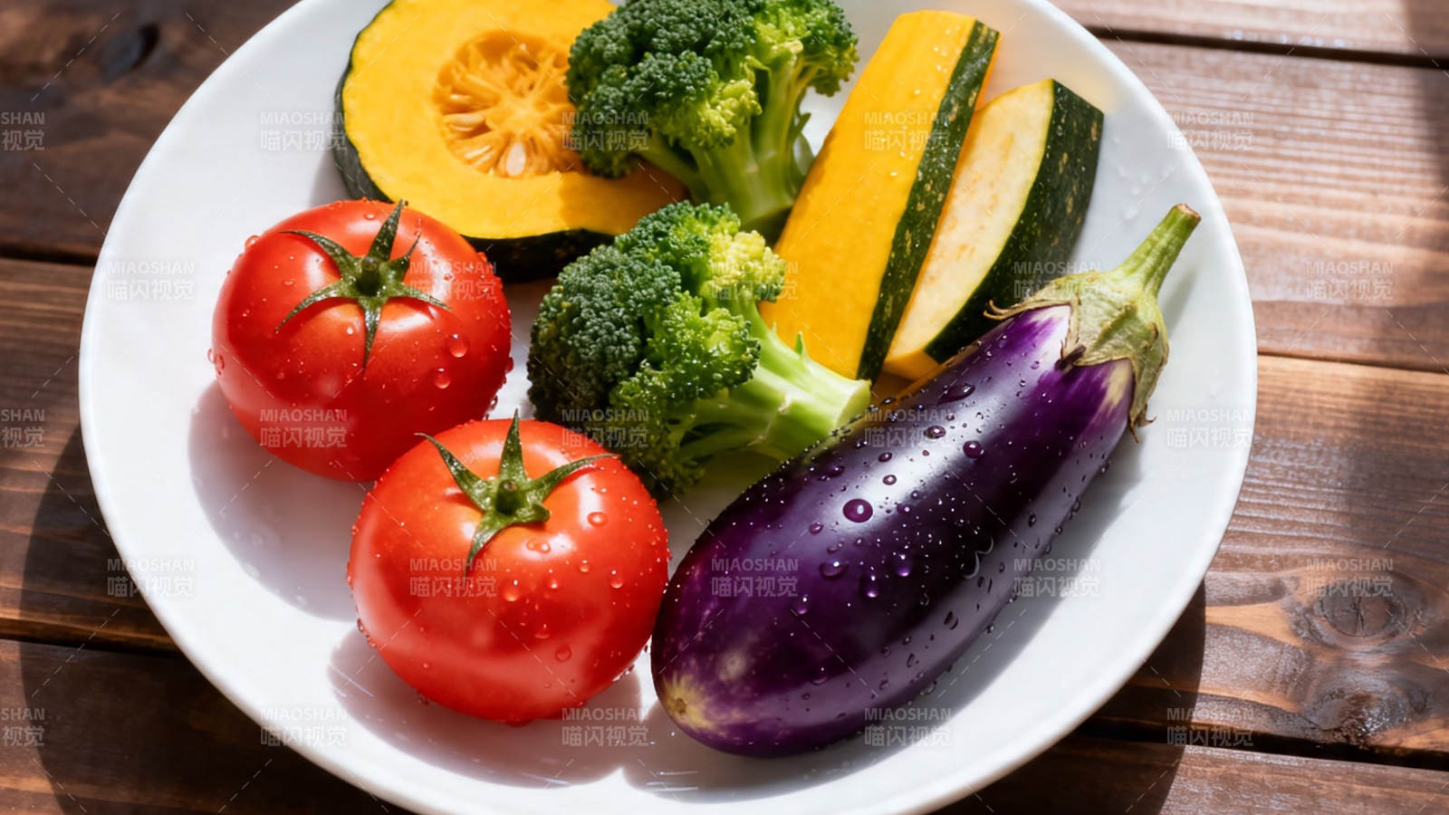 新鲜蔬菜拼盘 色彩缤纷健康餐图片