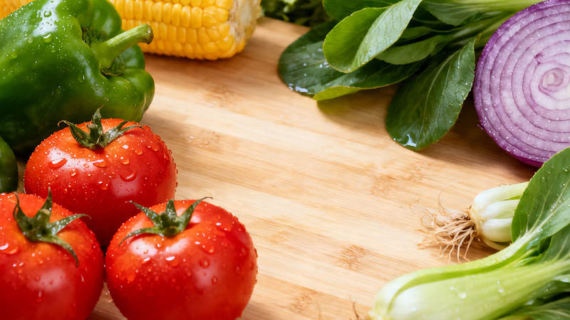 新鲜蔬菜摆满木砧板图片