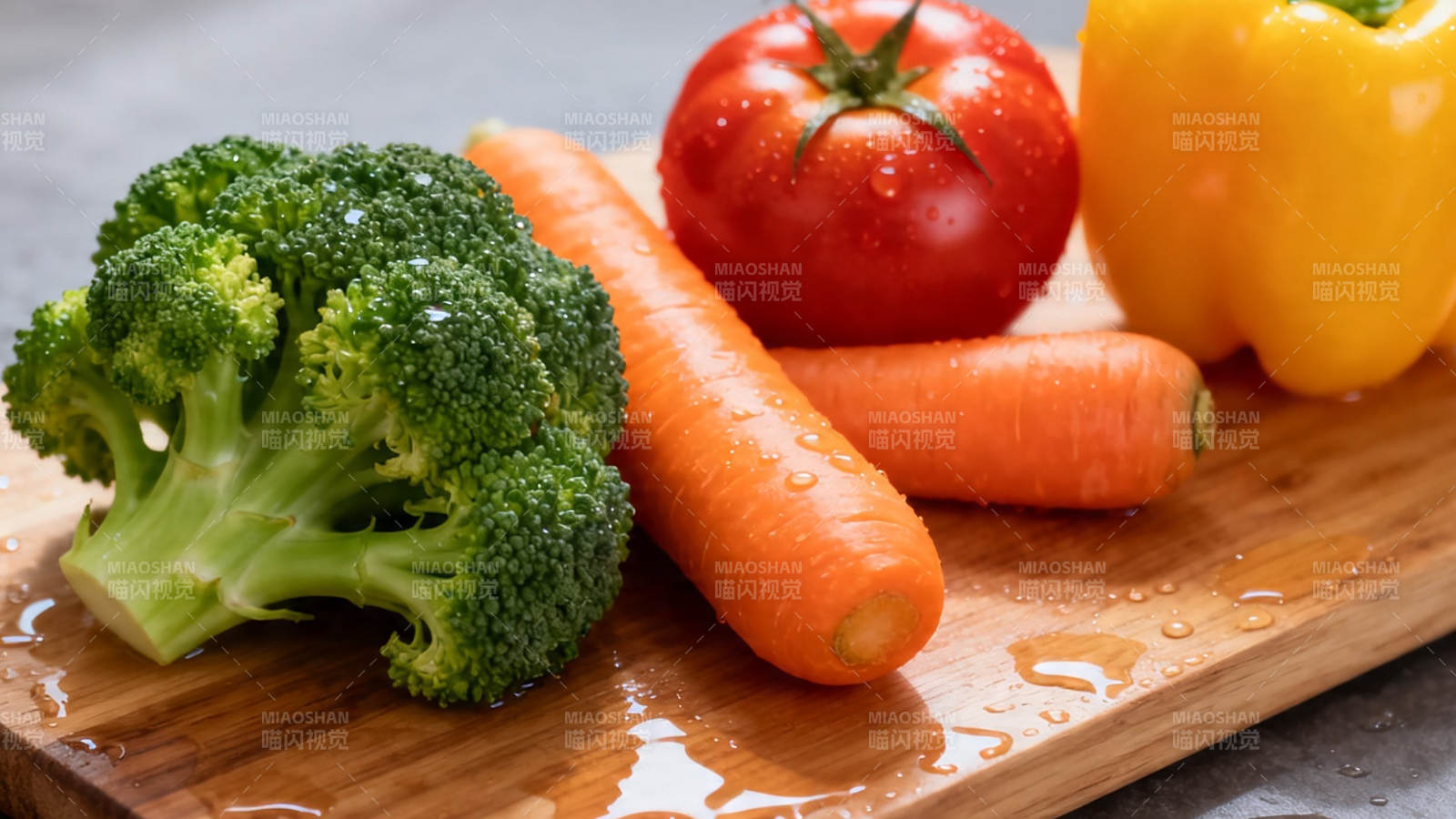 新鲜蔬菜摆盘 色彩缤纷诱人图片