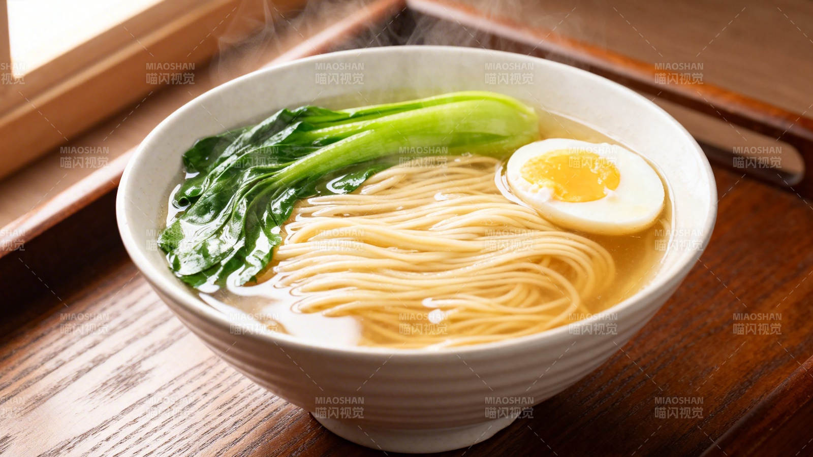 热汤面配青菜半熟蛋图片