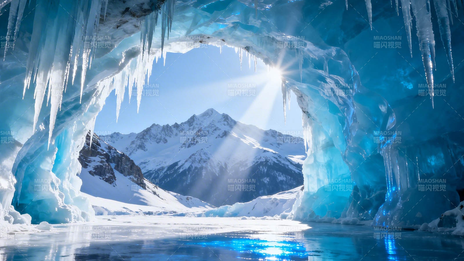 冰洞奇观 阳光穿透雪山秘境图片