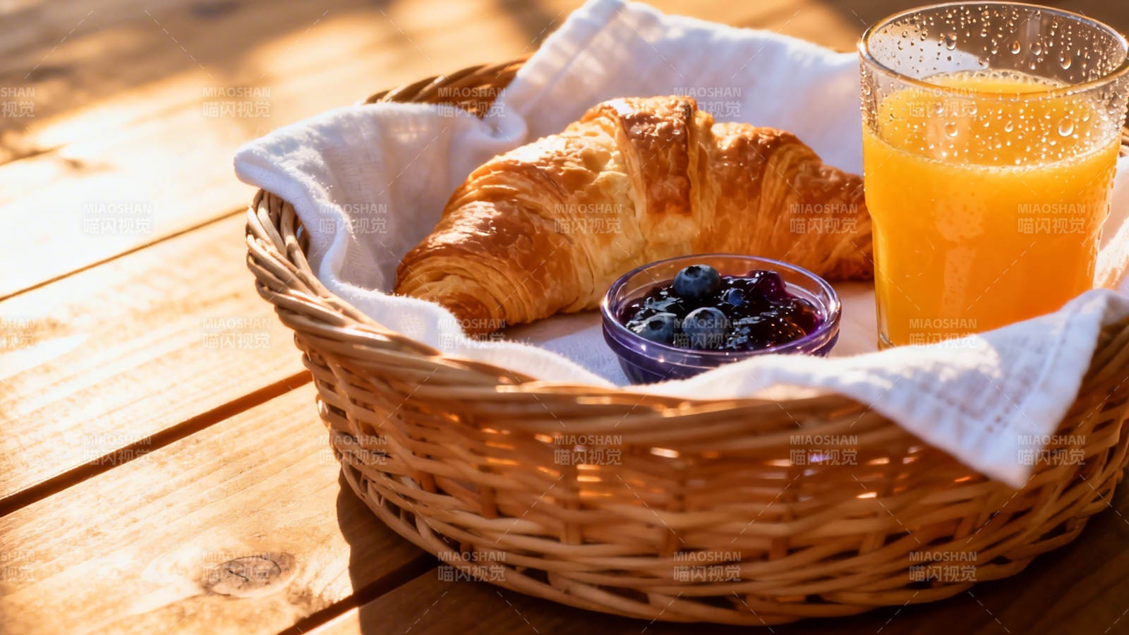 晨光早餐 牛角包配橙汁蓝莓图片