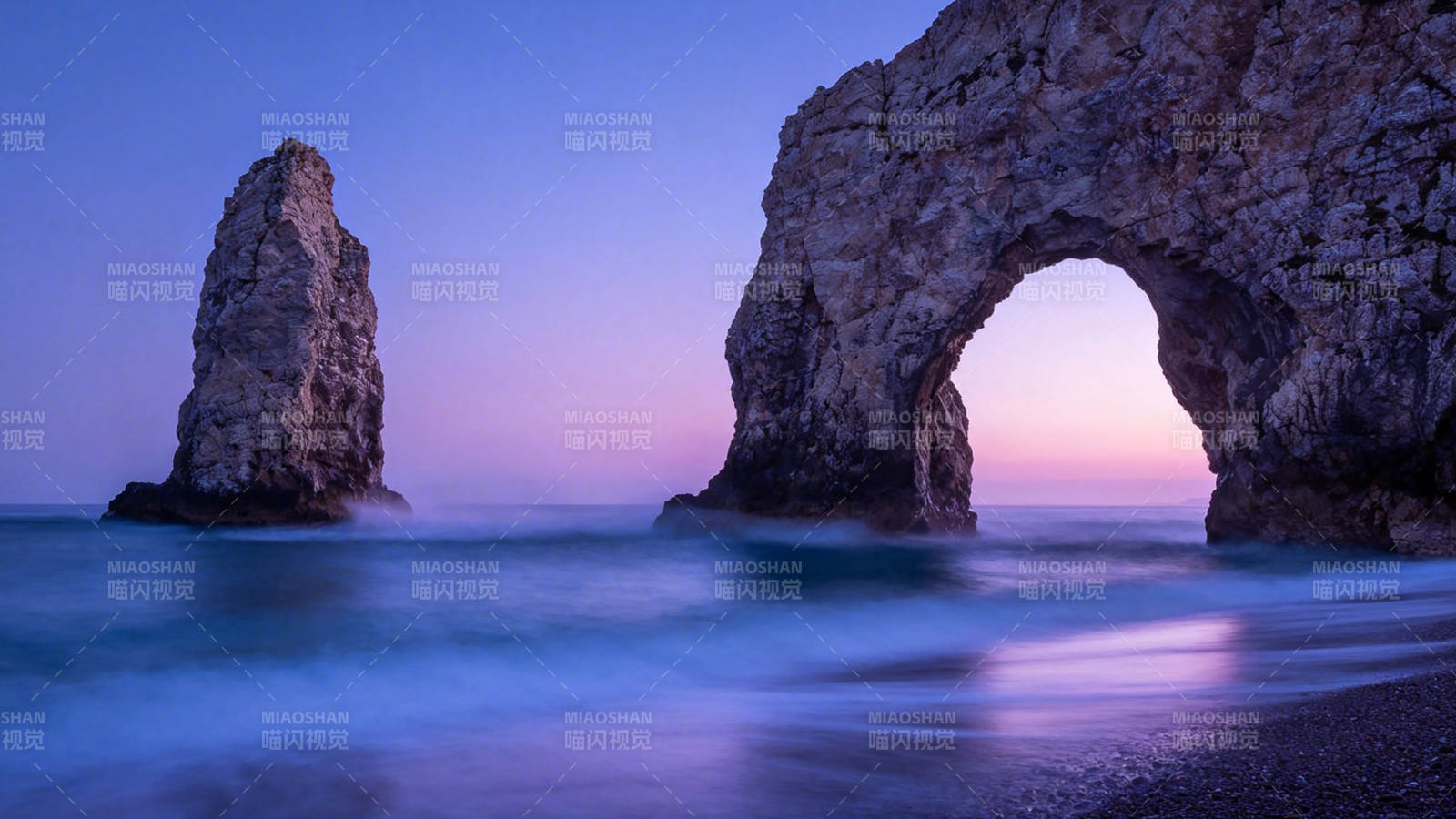 海蚀拱门与孤岩暮色图片