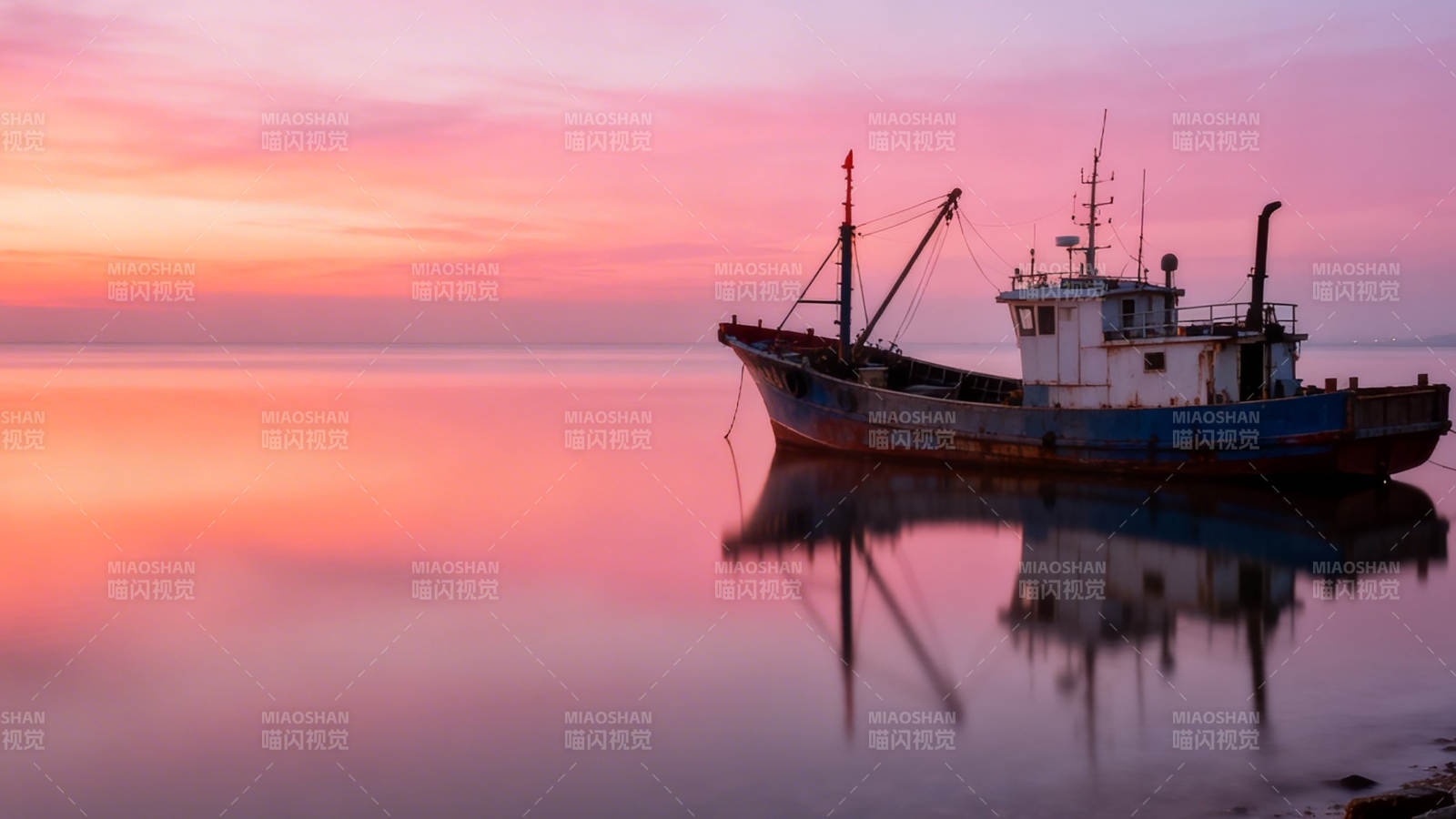 夕阳渔船静泊水面图片